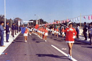 栄橋での開通式パレード